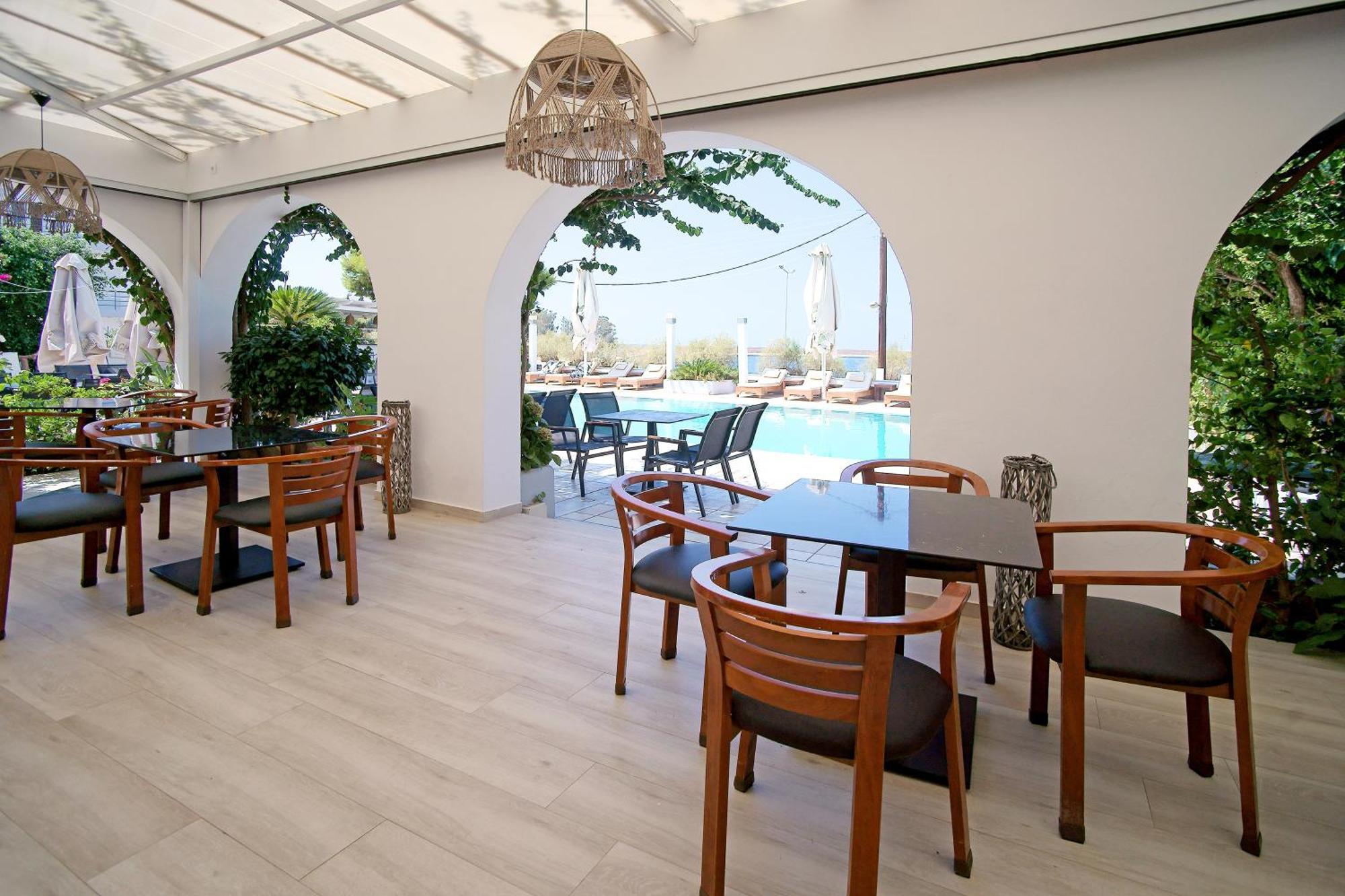 מלון Kyparissia Beach Hotel 3*