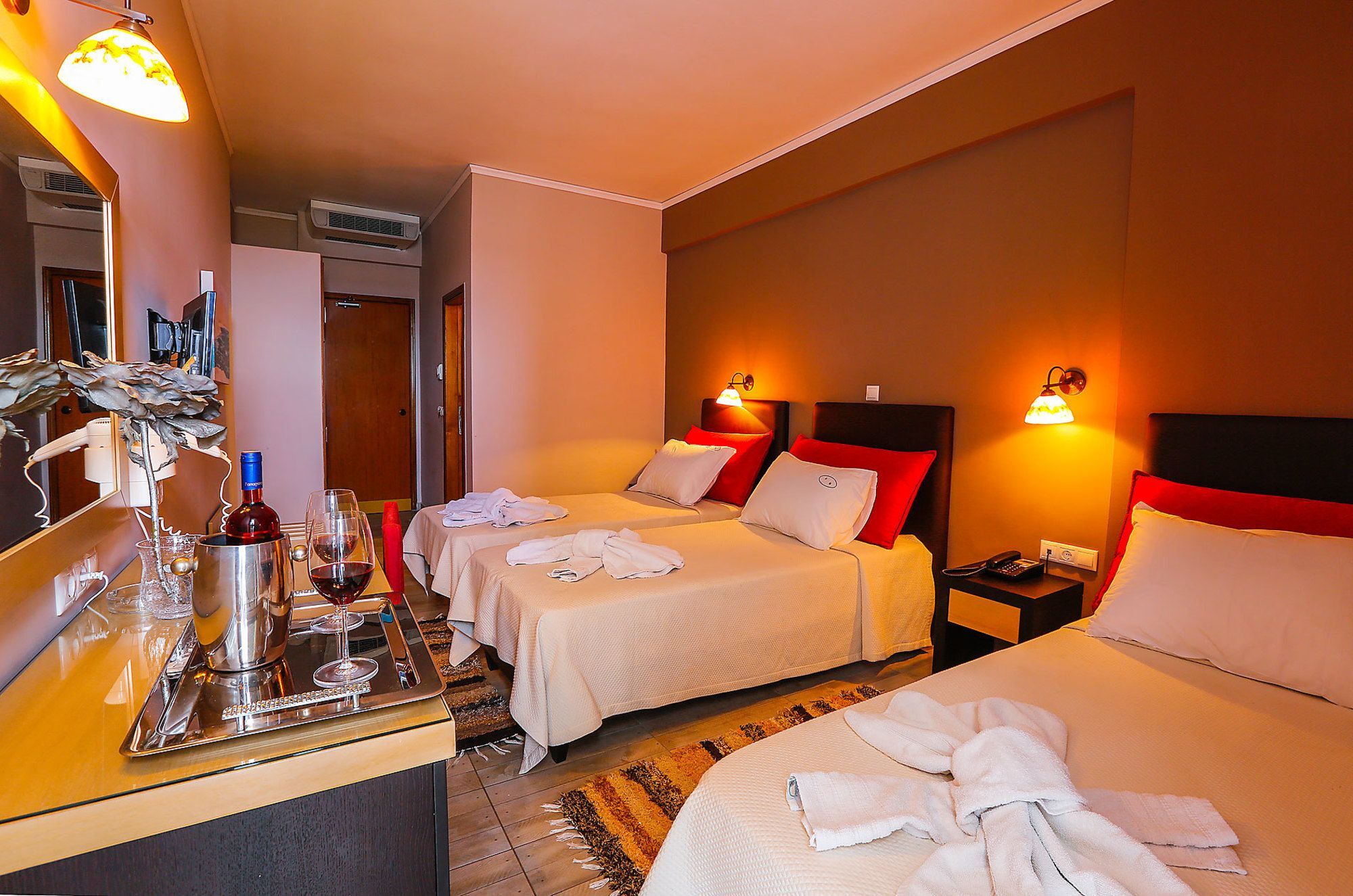 מלון Kyparissia Beach Hotel 3*