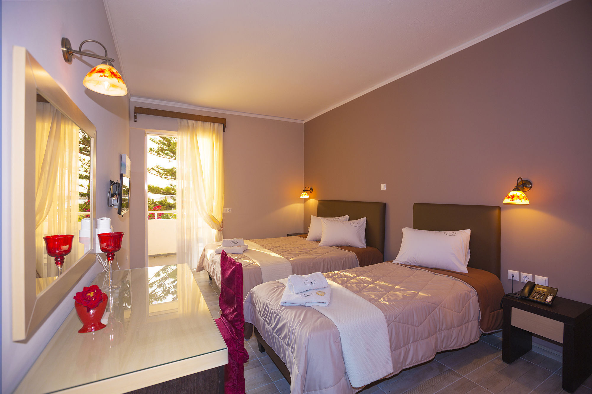 מלון Kyparissia Beach Hotel 3*